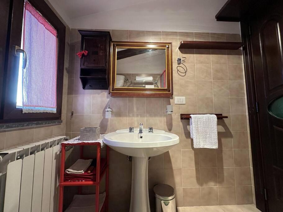 Free Parking La Bianca Neve Cottage Castel Di Sangro Bagian luar foto